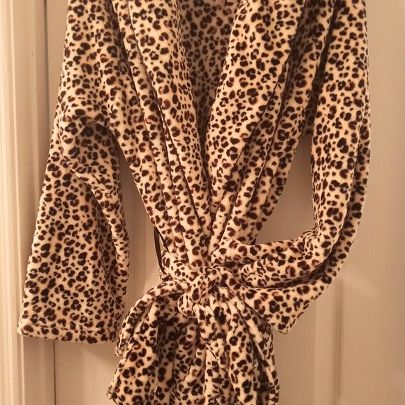 NWT Victoria's Secret Plush Cozy Robe, Shawl Collar, Tie Waist, Pockets - Picture 12 of 16